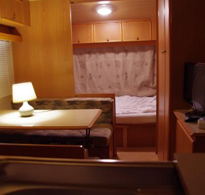 Caravane avec acces aux parties communes de la maison à coté