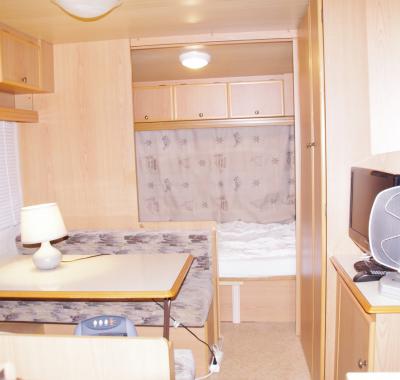 Caravane avec acces aux parties communes de la maison à coté