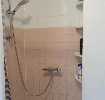 Chambre avec lit 2 places, individuelles à l'étage