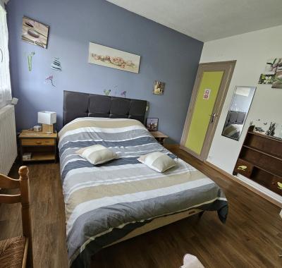 Chambre avec lit 2 places, individuelles à l'étage