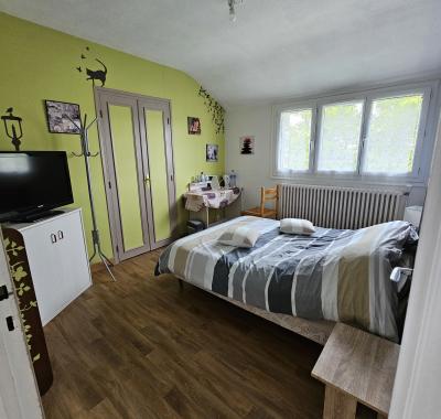 Chambre avec lit 2 places, individuelles à l'étage