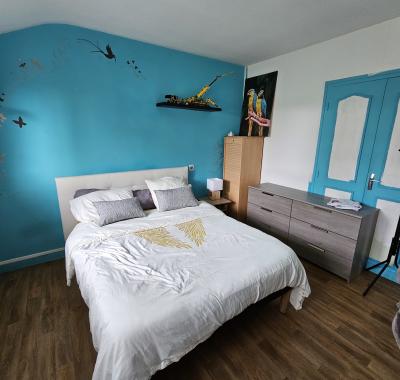 Chambre avec lit 2 places, individuelles à l'étage