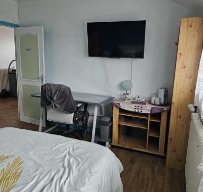 Chambre avec lit 2 places, individuelles à l'étage