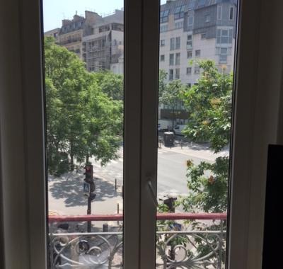 Chambre dans charmant petit trois pièces lumineux