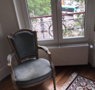 Chambre dans charmant petit trois pièces lumineux