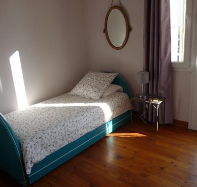 Chambre paisible pour filles dans la ville rose