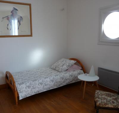 Chambre paisible pour filles dans la ville rose