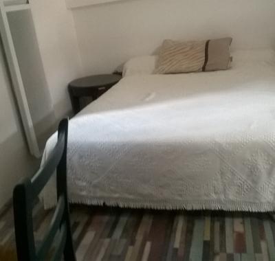 Studio climatisé dans maison de village face au château