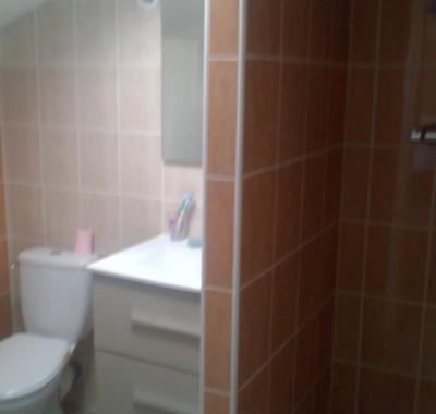 Studio climatisé dans maison de village face au château