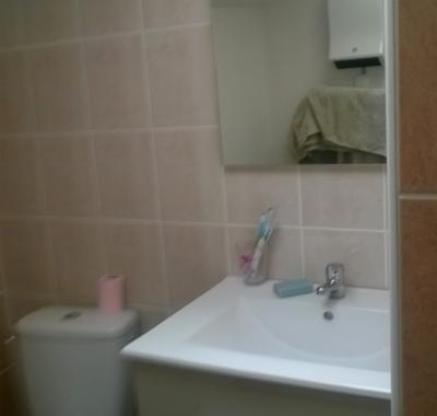 Studio climatisé dans maison de village face au château