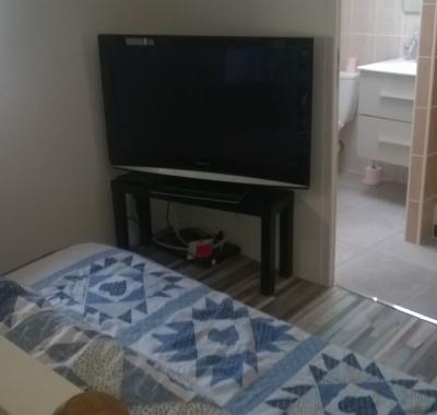 Studio climatisé dans maison de village face au château