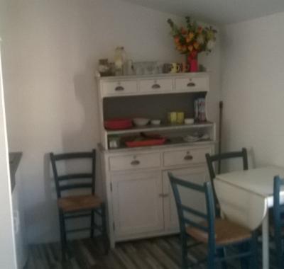 Studio climatisé dans maison de village face au château