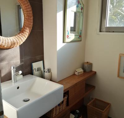 Chambre avec Salle de bain privative dans une maison d’architecte