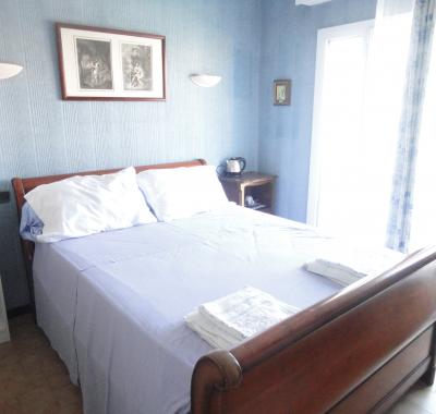 Chambre climatisée  + salle d'eau + WC privé