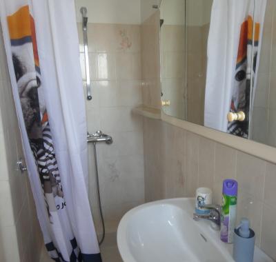 Chambre climatisée  + salle d'eau + WC privé