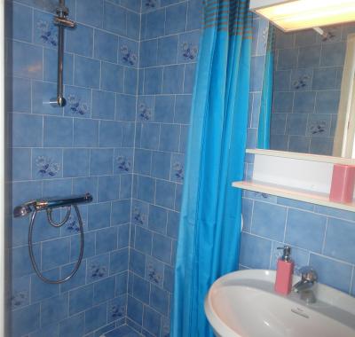 Chambre climatisée  + salle d'eau + WC privé