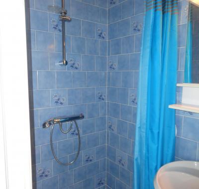 Chambre climatisée  + salle d'eau + WC privé