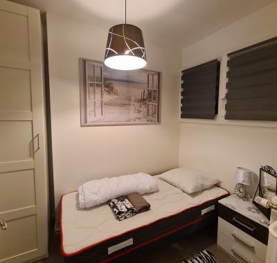 Belle chambre  confortable avec télé