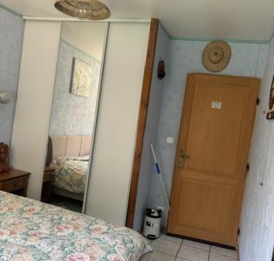 Chambre spacieuse tout confort dans maison moderne