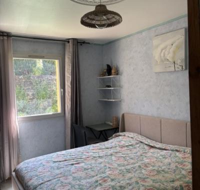 Chambre spacieuse tout confort dans maison moderne