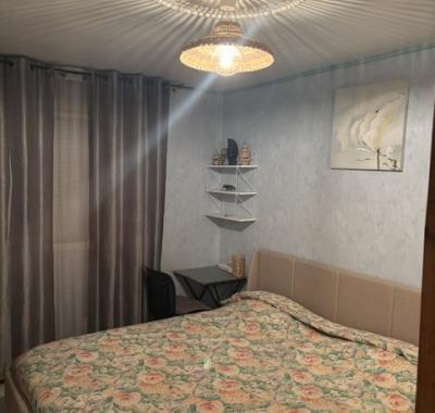 Chambre spacieuse tout confort dans maison moderne