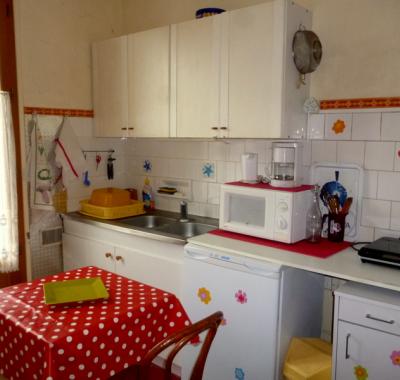 Chambre avec coin cuisine