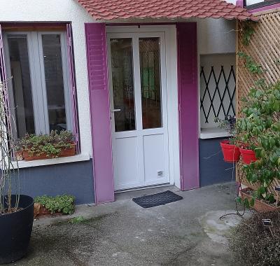 Chambre rouge en coloc