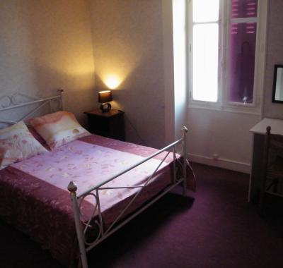 Chambre rouge en coloc