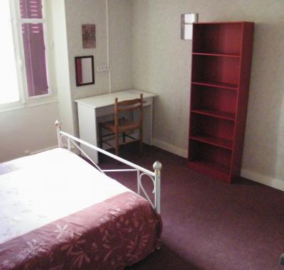 Chambre rouge en coloc