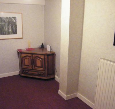 Chambre rouge en coloc