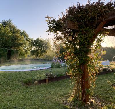 Chambre au calme avec accès piscine