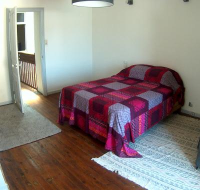 Grand chambre petite village