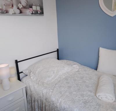 Chambre demi- pension uniquement étudiant de -30 ans.