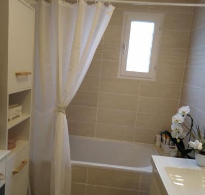 Chambre demi- pension uniquement étudiant de -30 ans.