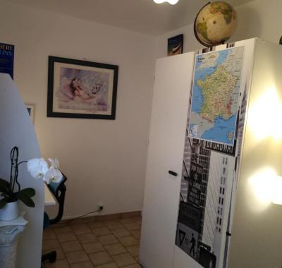 Chambre demi- pension uniquement étudiant de -30 ans.