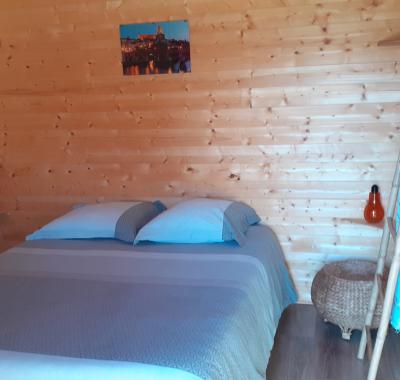 Superbe petite cabane dans un cerisier.