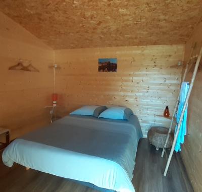 Superbe petite cabane dans un cerisier.