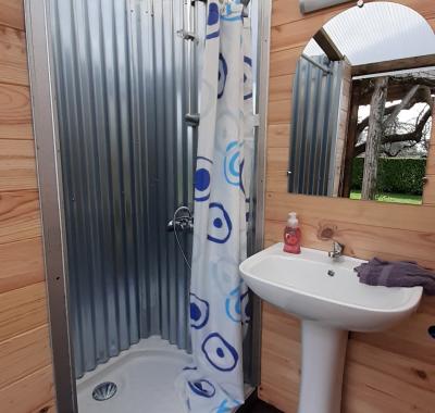 Superbe petite cabane dans un cerisier.