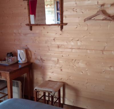 Superbe petite cabane dans un cerisier.