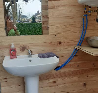 Superbe petite cabane dans un cerisier.