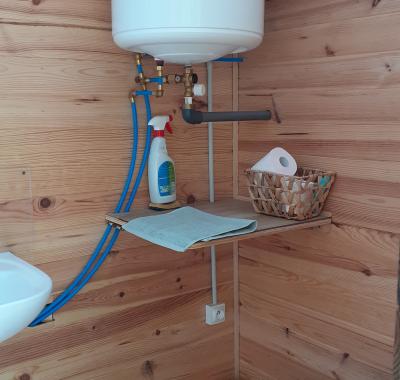 Superbe petite cabane dans un cerisier.