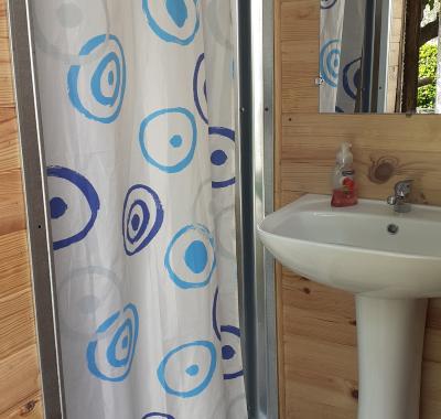 Superbe petite cabane dans un cerisier.