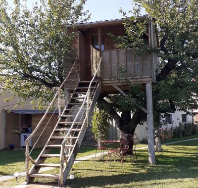 Superbe petite cabane dans un cerisier.