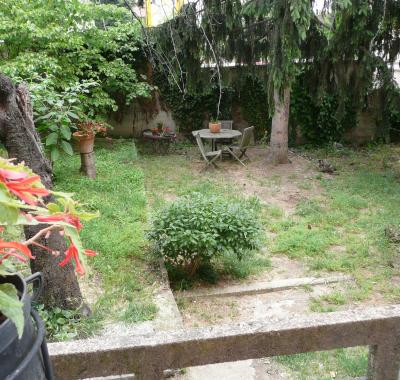 Maison partagée. Coin de campagne en pleine ville.