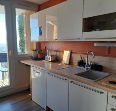 Logement à louer   salle de bain et WC commune