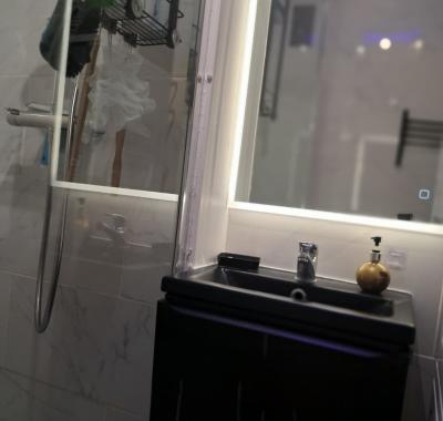 Logement à louer   salle de bain et WC commune