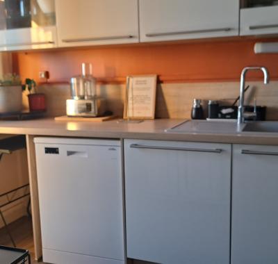 Logement à louer   salle de bain et WC commune