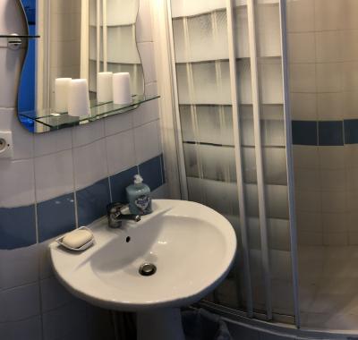 Chambre Langon 1 nuit avec petit déjeuner + douche, wc, TV,wifi privés