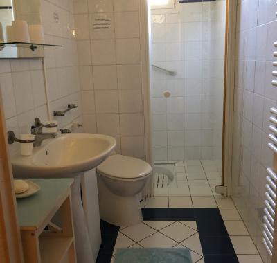 Chambre Langon 1 nuit avec petit déjeuner + douche, wc, TV,wifi privés