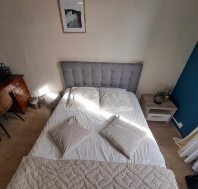 Chambre confortable - SDB commune - parking privé